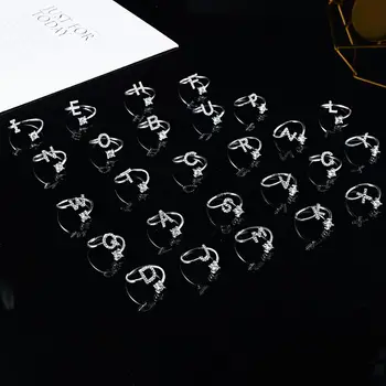 Просто откритие 26 английски букви A-Z Пръстени За жени, Пръстени Метален с кристали Регулируеми Пръстени са Изящни бижута Годежен пръстен